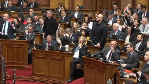 ZAVRŠENA SEDNICA NARODNE SKUPŠTINE: Opozicija pregažena argumentima - Nastavak sutra (FOTO/VIDEO) ZAVRŠENA SEDNICA NARODNE SKUPŠTINE: Opozicija pregažena argumentima - Nastavak sutra (FOTO/VIDEO)