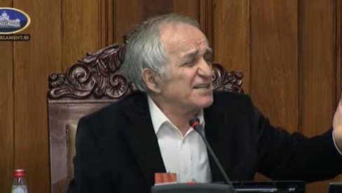 VREĐAJU STOJANA RADENOVIĆA: Opozicija pravi haos na početku sednice Skupštine Srbije (FOTO/VIDEO) VREĐAJU STOJANA RADENOVIĆA: Opozicija pravi haos na početku sednice Skupštine Srbije (FOTO/VIDEO)