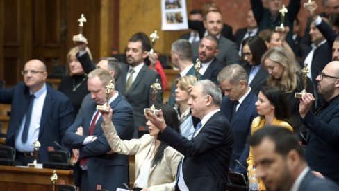 BORA SOLUNAC VILENI PO SKUPŠTINI: Opozicija ne želi pristojnu sednicu (FOTO)