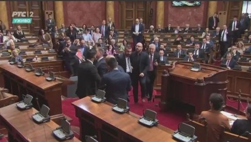 СКАНДАЛ У СКУПШТИНИ: Србија против насиља се физички залетела на Раденовића, Алексић ударио припадника обезбеђења (ВИДЕО) СКАНДАЛ У СКУПШТИНИ: Србија против насиља се физички залетела на Раденовића, Алексић ударио припадника обезбеђења (ВИДЕО)