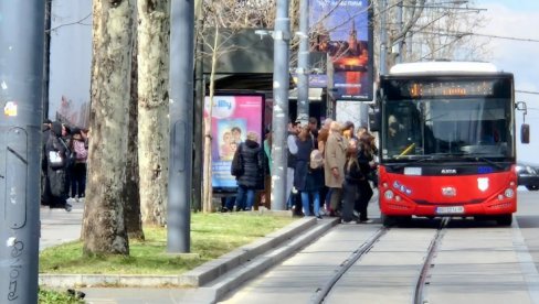 ВОЗАЧА АУТОБУСА КРВНИЧКИ ПРЕТУКЛИ НЕПОЗНАТИ МУШКАРЦИ: Драма у центру Београда