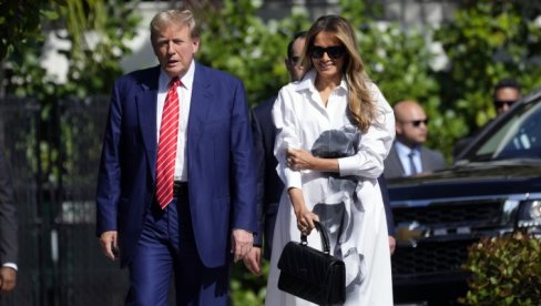 SVE OČI UPRTE U MELANIJU: Supruga Donalda Trampa ukrala svu pažnju, javnosti poslala kratku poruku o svom suprugu (FOTO/VIDEO)