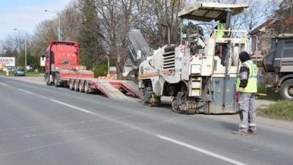 МАШИНЕ ДО АВГУСТА У МАЈОРА ЗОРАНА РАДОСАВЉЕВИЋА: Санација централне батајничке улице