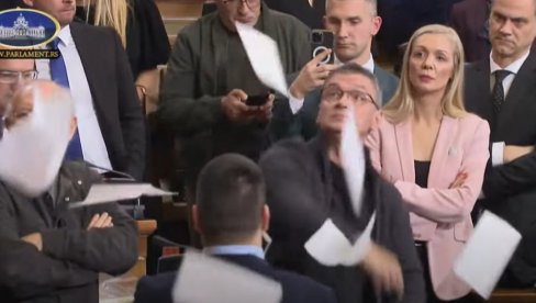 ДИВЉАЊЕ ОПОЗИЦИЈЕ У СКУПШТИНИ: Ударају у клупе, бацају пословнике и вређају Ану Брнабић (ВИДЕО) ДИВЉАЊЕ ОПОЗИЦИЈЕ У СКУПШТИНИ: Ударају у клупе, бацају пословнике и вређају Ану Брнабић (ВИДЕО)