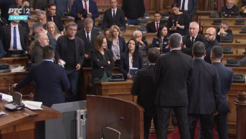 БРУКА: Погледајте шта Мариника Тепић ради у Народној скупштини Републике Србије (ВИДЕО) БРУКА: Погледајте шта Мариника Тепић ради у Народној скупштини Републике Србије (ВИДЕО)