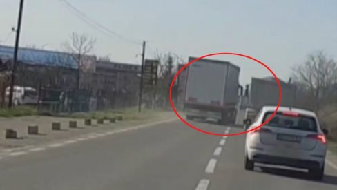 СНИМАК КОЈИ ЛЕДИ КРВ У ЖИЛАМА: Погледајте како је камион упао у маказице, судар за длаку избегнут (ВИДЕО) СНИМАК КОЈИ ЛЕДИ КРВ У ЖИЛАМА: Погледајте како је камион упао у маказице, судар за длаку избегнут (ВИДЕО)