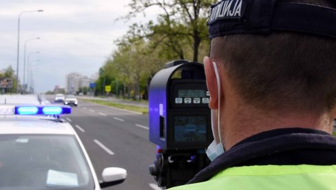 DIVLJAO NA AUTO-PUTU: Jurio više od 220 km/h (FOTO)