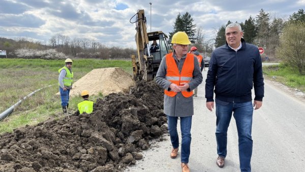 ЗАМЕНА АЗБЕСТНИХ ЦЕВИ: Радови у Месној заједници Селтерс у Младеновцу