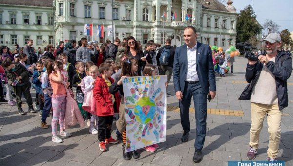 ТАЧНО У ПОДНЕ: Зрењанинци шетали у знак подршке особама са Дауновим синдромом