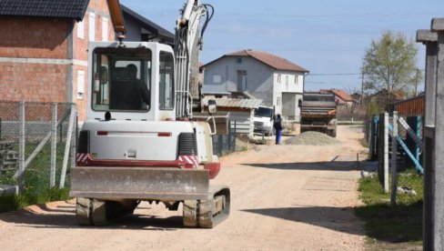 ASFALTIRAJU ULICE U BATAJNICI: Putari stigli u Ulicu Ive Jakšića