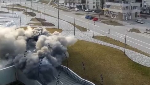 ПОГЛЕДАЈТЕ - ТРЕНУТАК КАДА ЈЕ ПРОЈЕКТИЛ ПОГОДИО ОБЈЕКТЕ СПОРТСКОГ КОМПЛЕКСА: Још једна експлозија у Белгороду ПОГЛЕДАЈТЕ - ТРЕНУТАК КАДА ЈЕ ПРОЈЕКТИЛ ПОГОДИО ОБЈЕКТЕ СПОРТСКОГ КОМПЛЕКСА: Још једна експлозија у Белгороду