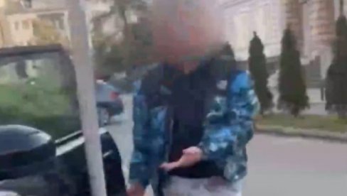 ЛОПОВ УХВАЋЕН НА ДЕЛУ: Снимак из Новог Сада запалио мреже, девојка спречила младића да јој украде ауто (ВИДЕО) ЛОПОВ УХВАЋЕН НА ДЕЛУ: Снимак из Новог Сада запалио мреже, девојка спречила младића да јој украде ауто (ВИДЕО)