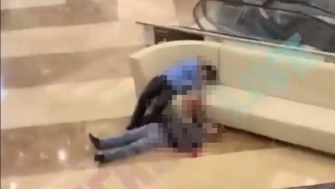 (UZNEMIRUJUĆE) PRVI SNIMCI TERORISTIČKOG NAPADA: Mrtvi ljudi leže u lokvi krvi, napadači pucaju iz automata (VIDEO) (UZNEMIRUJUĆE) PRVI SNIMCI TERORISTIČKOG NAPADA: Mrtvi ljudi leže u lokvi krvi, napadači pucaju iz automata (VIDEO)