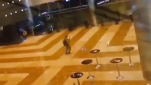 NOVI SNIMCI JEZIVOG NAPADA U MOSKVI: Zvuk automatske puške odjekuje halom, ljudi u panici pokušavali da se spasu (UZNEMIRIJUĆI VIDEO) NOVI SNIMCI JEZIVOG NAPADA U MOSKVI: Zvuk automatske puške odjekuje halom, ljudi u panici pokušavali da se spasu (UZNEMIRIJUĆI VIDEO)
