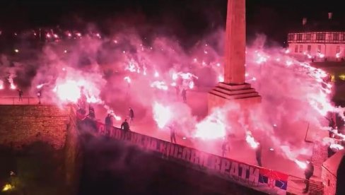 SLAVA ŽRTVAMA NATO AGRESIJE: Nestvarni prizori na Kalemegdanu, tačno u ponoć zasvetlela tvrđava (VIDEO)