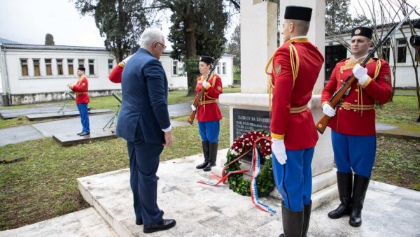 СЕЋАЊЕ НА ХЕРОЈСКЕ БРАНИОЦЕ ЦРНЕ ГОРЕ: Мандић положио венац жртвама НАТО бомбардовања (ФОТО)