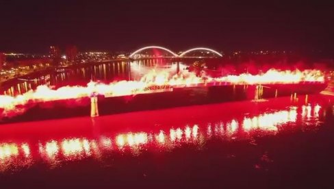 И НОВИ САД ПАМТИ: Тачно у поноћ бакље обасјале Петроварадин и Варадински мост у част жртвама НАТО агресије (ВИДЕО) И НОВИ САД ПАМТИ: Тачно у поноћ бакље обасјале Петроварадин и Варадински мост у част жртвама НАТО агресије (ВИДЕО)