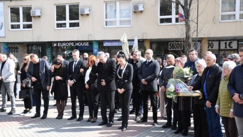 ПОЛАГАЊЕМ ВЕНАЦА НА ТРГУ БРАЋЕ МИЛИЋ: У Косовској Митровици обележено 25 година од почетка НАТО агресије (ФОТО) ПОЛАГАЊЕМ ВЕНАЦА НА ТРГУ БРАЋЕ МИЛИЋ: У Косовској Митровици обележено 25 година од почетка НАТО агресије (ФОТО)