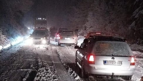 DRAMA NA PUTU BERANE-ROŽAJE: Sneg pada na severu Crne Gore, na Lokvama zavejana vozila (FOTO)