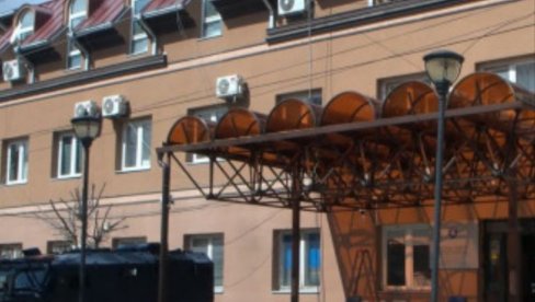 Са зграде општине Звечан уклоњен ћирилични натпис, а испред мобилна ограда Са зграде општине Звечан уклоњен ћирилични натпис, а испред мобилна ограда