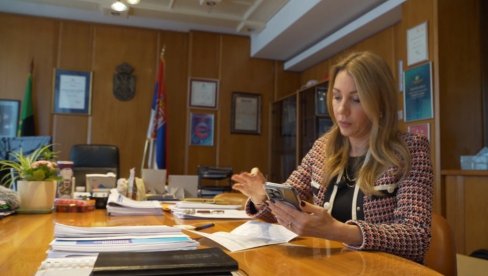 KAKO PLATITI RAČUN ZA STRUJU ZA 60 SEKUNDI: Ministarka Đedović objasnila građanima kako da koriste novu aplikaciju „EPS Uvid u račun“ KAKO PLATITI RAČUN ZA STRUJU ZA 60 SEKUNDI: Ministarka Đedović objasnila građanima kako da koriste novu aplikaciju „EPS Uvid u račun“