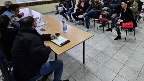 ŽITELJI BUSIJA TRAŽE ELEKTRO - PRIKLJUČKE: Na sastanku sa predsednikom Opštine Zemun dogovoreni dalji koraci ŽITELJI BUSIJA TRAŽE ELEKTRO - PRIKLJUČKE: Na sastanku sa predsednikom Opštine Zemun dogovoreni dalji koraci