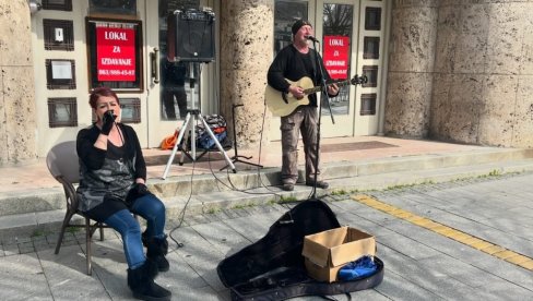 САМО ЈЕ ПРИТРЧАО: Непознати лопов опљачкао уличне свираче у центру Зрењанина САМО ЈЕ ПРИТРЧАО: Непознати лопов опљачкао уличне свираче у центру Зрењанина