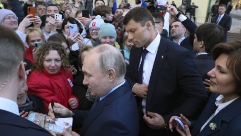 JA SAM VAS 20 GODINA ČEKALA: Građani pohrlili da vide i slikaju ruskog predsednika, svi izašli na ulice zbog Putina (VIDEO) JA SAM VAS 20 GODINA ČEKALA: Građani pohrlili da vide i slikaju ruskog predsednika, svi izašli na ulice zbog Putina (VIDEO)