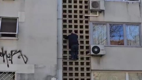 LJUDI GLEDAJU I NE VERUJU: Snimak napravio pravu pometenju na društvenin mrežama - Neka neko pokupi svog dedu (VIDEO) LJUDI GLEDAJU I NE VERUJU: Snimak napravio pravu pometenju na društvenin mrežama - Neka neko pokupi svog dedu (VIDEO)