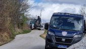 POLICIJA BLOKIRA PRILAZ: Stigao bager u dvorište kuće gde je nestala mala Danka (FOTO/VIDEO)