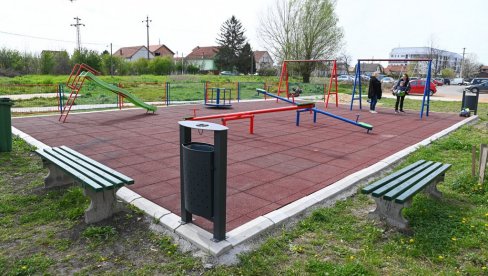 ОГРАЂЕН КУТАК ЗА МАЛИШАНЕ: Деца сигурнија током игре на игралишту у Улици Сутјеска у насељу Крњача ОГРАЂЕН КУТАК ЗА МАЛИШАНЕ: Деца сигурнија током игре на игралишту у Улици Сутјеска у насељу Крњача