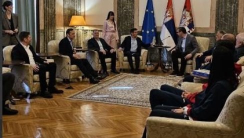 VUČIĆ RAZGOVARAO SA PREDSEDNICIMA SVETSKE I EVROPSKE ATLETSKE FEDERACIJE: Predsednik ugostio Sebastijana Koua i Dobromira Karamarinova VUČIĆ RAZGOVARAO SA PREDSEDNICIMA SVETSKE I EVROPSKE ATLETSKE FEDERACIJE: Predsednik ugostio Sebastijana Koua i Dobromira Karamarinova