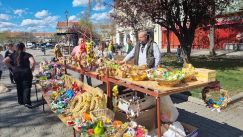 USKRŠNJI BAZAR U VRŠCU: Poštuju svoje komšije katolike, u ponudi sve za bogatu trpezu