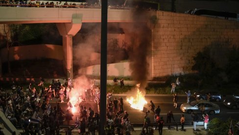 DESETINE HILJADA LJUDI IZAŠLO NA ULICE: Traže ostavku Vlade (FOTO) DESETINE HILJADA LJUDI IZAŠLO NA ULICE: Traže ostavku Vlade (FOTO)