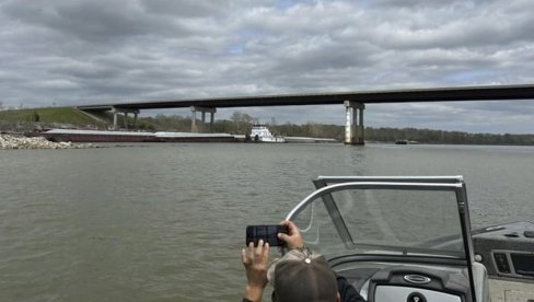 JOŠ JEDAN AMERIČKI BROD OŠTETIO MOST: Udario u ćupriju u Oklahomi preko reke Arkanzas (VIDEO) JOŠ JEDAN AMERIČKI BROD OŠTETIO MOST: Udario u ćupriju u Oklahomi preko reke Arkanzas (VIDEO)