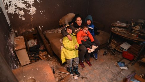 ЖИТЕЉИ ЛАПОВА УДРУЖЕНИ У ПОМОЋИ АНИ ПЕТРОВИЋ, САМОХРАНОЈ МАЈЦИ ТРОЈЕ ДЕЦЕ: Пожар им прогутао дом, сањају да добију нови ЖИТЕЉИ ЛАПОВА УДРУЖЕНИ У ПОМОЋИ АНИ ПЕТРОВИЋ, САМОХРАНОЈ МАЈЦИ ТРОЈЕ ДЕЦЕ: Пожар им прогутао дом, сањају да добију нови