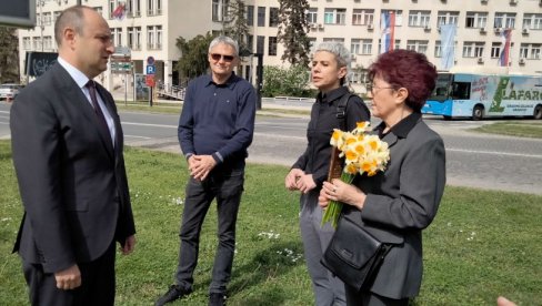 NOVI SAD NE ZABORAVLJA ŽRTVE NATO AGRESIJE: Obeleženo 25 godina od pogibije Olega Naseva i rušenja Varadinskog mosta