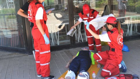 APARATE ZA OŽIVLJAVANJE I NA STADIONE: Inicijativa da se na javnim mestima postave defibrilatori stara deceniju i po, tek sada vidimo pomake APARATE ZA OŽIVLJAVANJE I NA STADIONE: Inicijativa da se na javnim mestima postave defibrilatori stara deceniju i po, tek sada vidimo pomake