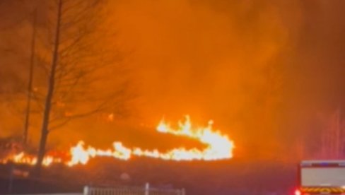 POŽARI BESNE NA PODRUČJU BIJELOG POLJA: Vatra zahvatila pragove šina, preti trafo-stanici (FOTO) POŽARI BESNE NA PODRUČJU BIJELOG POLJA: Vatra zahvatila pragove šina, preti trafo-stanici (FOTO)