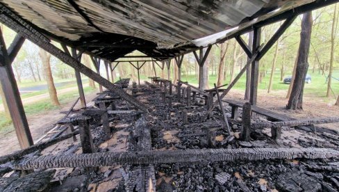 ОСТАЛО САМО ЗГАРИШТе: Изгорело популарно излетиште крај Малог бачког канала, надомак Куле ОСТАЛО САМО ЗГАРИШТе: Изгорело популарно излетиште крај Малог бачког канала, надомак Куле