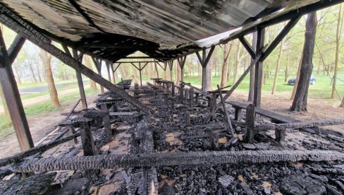 OSTALO SAMO ZGARIŠTe: Izgorelo popularno izletište kraj Malog bačkog kanala, nadomak Kule