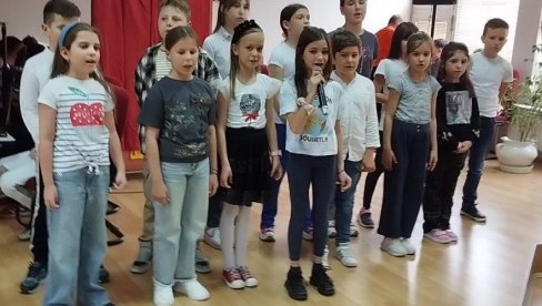 DAH PARIZA KRAJ IBRA: I kraljevački osnovci obeležili mesec Frankofonije DAH PARIZA KRAJ IBRA: I kraljevački osnovci obeležili mesec Frankofonije
