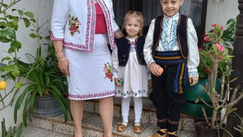 KOSOVSKI VEZ UKRAS ZA SVE: Rukotvorine LJubinke Nikodijevićiz Stenjevca plene jedinstvenošću KOSOVSKI VEZ UKRAS ZA SVE: Rukotvorine LJubinke Nikodijevićiz Stenjevca plene jedinstvenošću