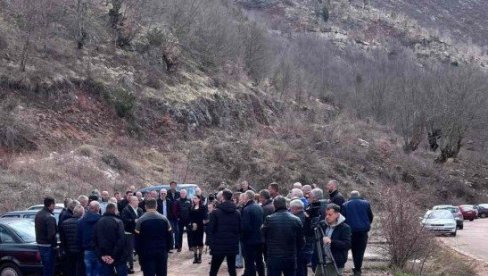 ЗАУСТАВЉЕНА ЕКСПЛОАТАЦИЈА РУДЕ: Бивши радници никшићких Рудника боксита блокирали су рудокоп Сеоца у Жупи никшићкој ЗАУСТАВЉЕНА ЕКСПЛОАТАЦИЈА РУДЕ: Бивши радници никшићких Рудника боксита блокирали су рудокоп Сеоца у Жупи никшићкој