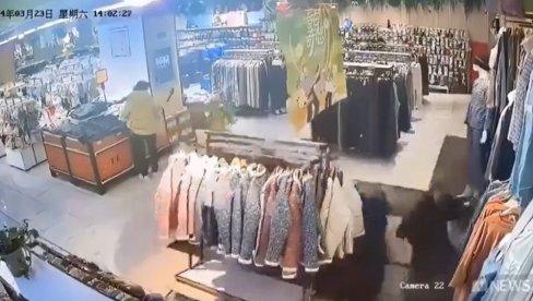URUŠIO SE POD RADNJE, NEKOLIKO OSOBA POVREĐENO: Drama u tržnom centru, nadzorne kamere zabeležile jeziv trenutak (VIDEO) URUŠIO SE POD RADNJE, NEKOLIKO OSOBA POVREĐENO: Drama u tržnom centru, nadzorne kamere zabeležile jeziv trenutak (VIDEO)