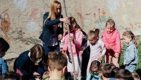 GRADONAČELNICA VRŠCA ZAVRNULA RUKAVE I SADILA DRVEĆE: Oplemenjeno dvorište vrtića „Kolibri“, učestvovala i deca