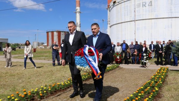 НАТО БОМБЕ УБИЛЕ СЛОБОДАНА НА РАДНОМ МЕСТУ: Положени венци на спомен - обележје раднику Београдских електрана који је погинуо 1999.године