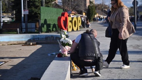 LJUDI PALE SVEĆE ZA DANKU, MALOG ANĐELA: Potresne slike - Građani Bora ostavljaju cveće za nastradalu devojčicu (FOTO) LJUDI PALE SVEĆE ZA DANKU, MALOG ANĐELA: Potresne slike - Građani Bora ostavljaju cveće za nastradalu devojčicu (FOTO)