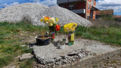 ЦВЕЋЕ И СВЕЋЕ НА МЕСТУ ГДЕ ЈЕ СТРАДАЛА ДАНКА: Тужан призор из Бањског поља (ВИДЕО)