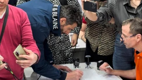 PRUŽIO PODRŠKU: Šapić na Savskom vencu dao potpis listi Aleksandar Vučić – Beograd sutra PRUŽIO PODRŠKU: Šapić na Savskom vencu dao potpis listi Aleksandar Vučić – Beograd sutra